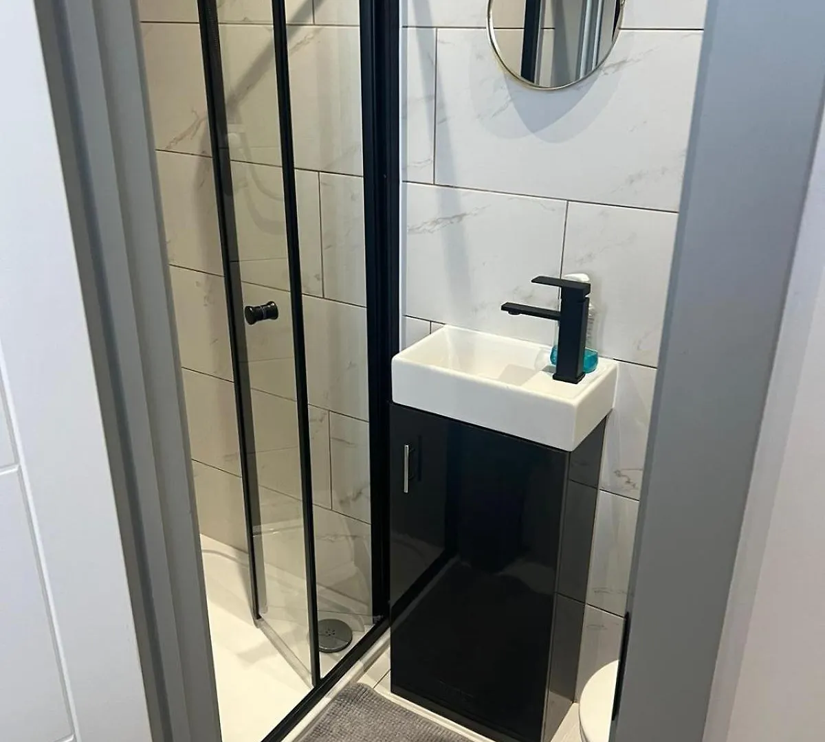 Serviced Ensuite Double Room - Near Greenwich Park - The O2 Arena - Nearby Transport Links To Central London - New Cross Station - Lewisham Se14 게스트하우스